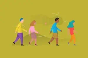 Empat orang yang masing-masing berbeda berjalan beriringin