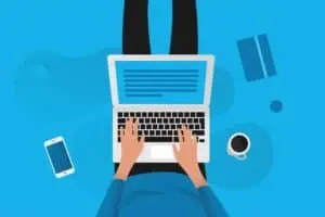 Seseorang yang merefleksikan diri dengan mengetik di laptop