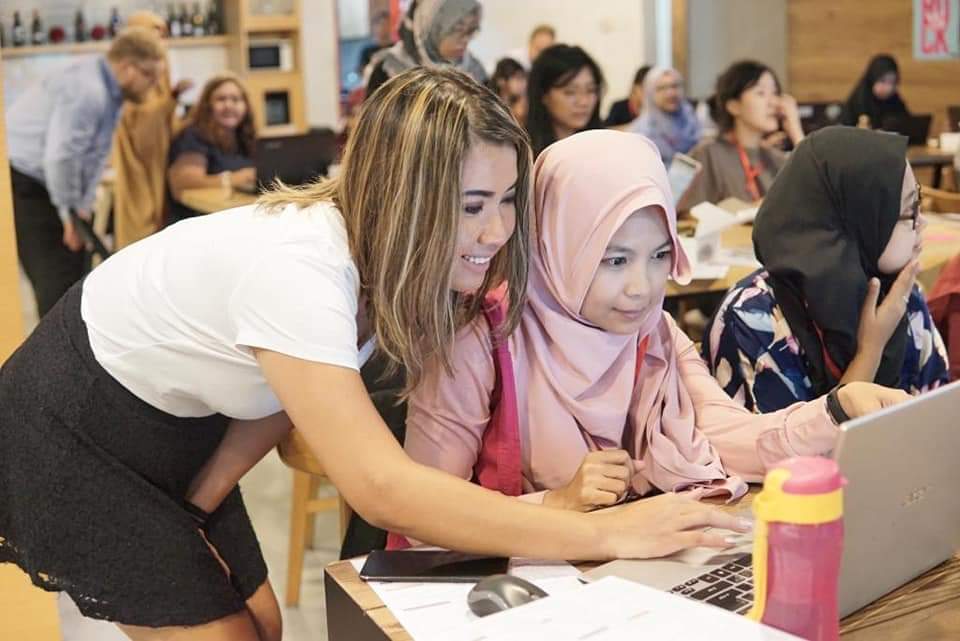 Aulia Halimatussadiah, atau lebih akrab dipanggil Llia, sudah menerbitkan tiga puluh buku dan sukses mendirikan Storial.co, komunitas Girls in Tech Indonesia, dan juga StartupLokal