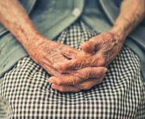 Tangan seorang lansia