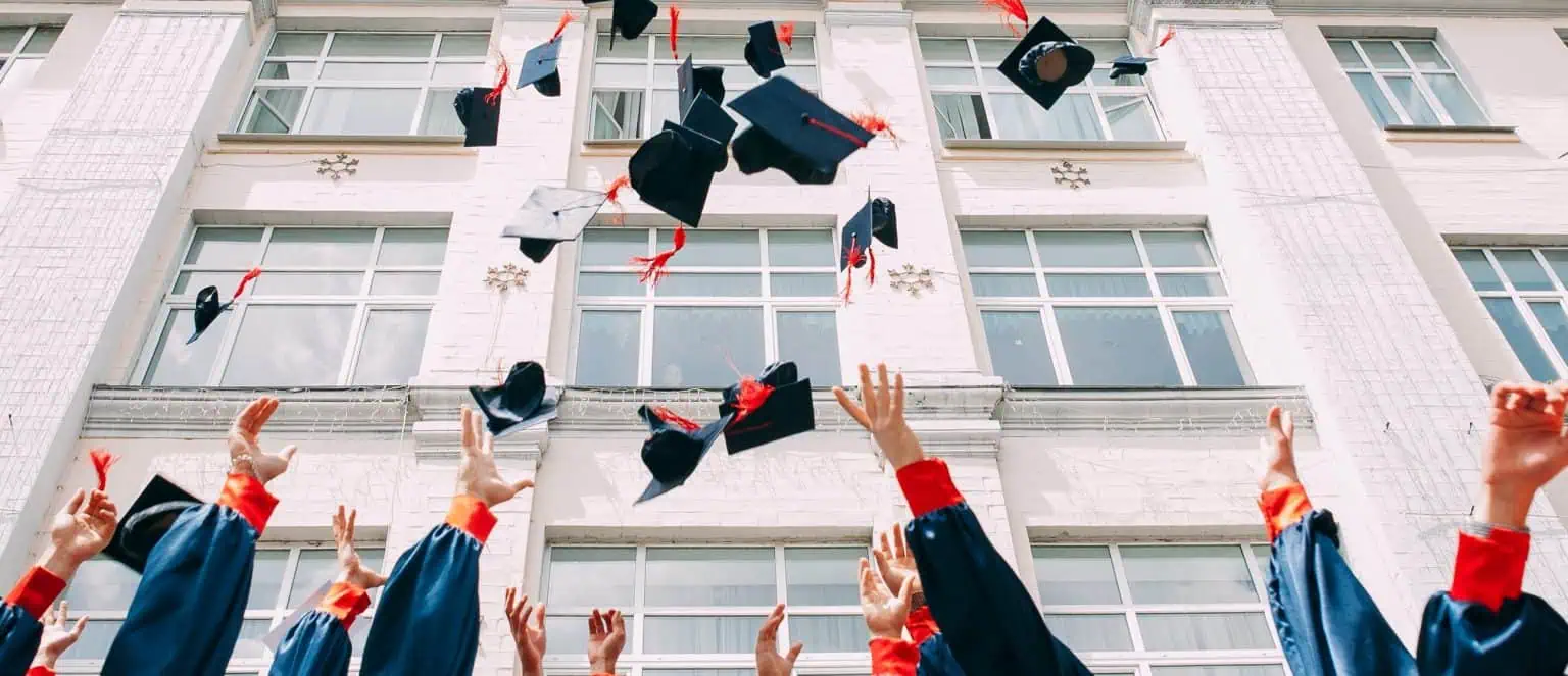 Melempar toga sebagai tanda kelulusan