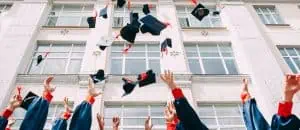 Melempar toga sebagai tanda kelulusan