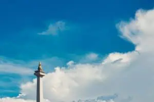 Monas dengan latar langit biru