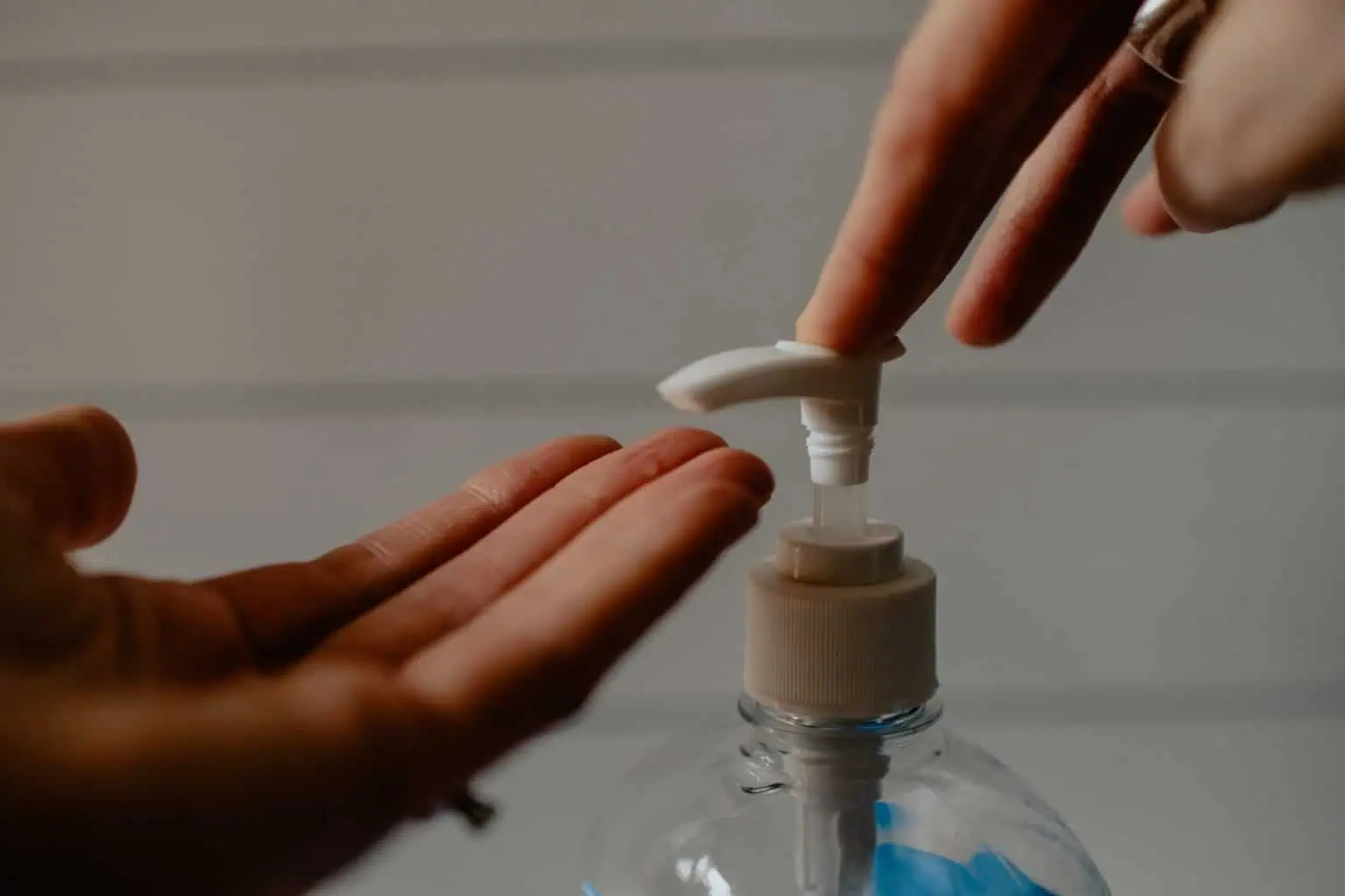 Menggunakan hand sanitizer
