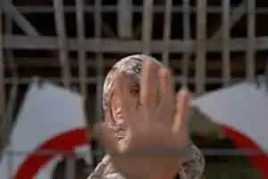 Seorang perempuan di belakang pagar