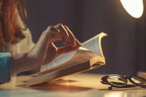 Seseorang membalikkan buku