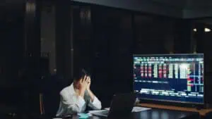 Seorang tampak stres di depan komputer