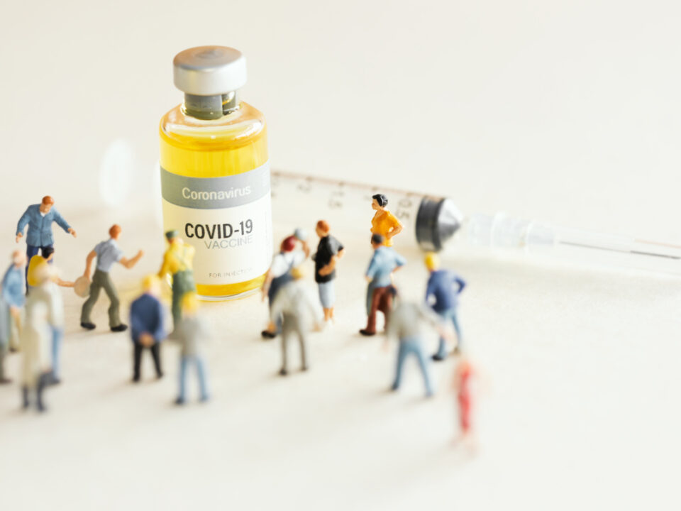 Kerumunan Antrian Vaksin COVID-19 Melanggar Protokol Kesehatan untuk Tingkatkan Imun Tubuh.