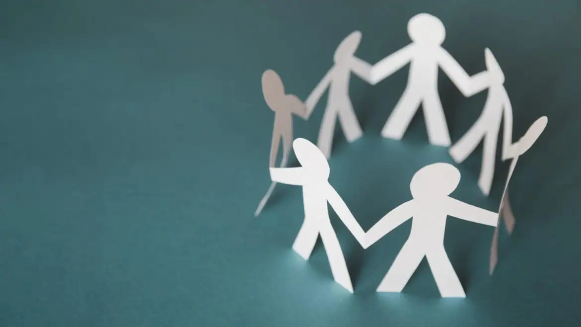 Orang-orang kertas berdiri dalam lingkaran