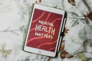 iPad menunjukkan tulisan "Mental Health Matters"