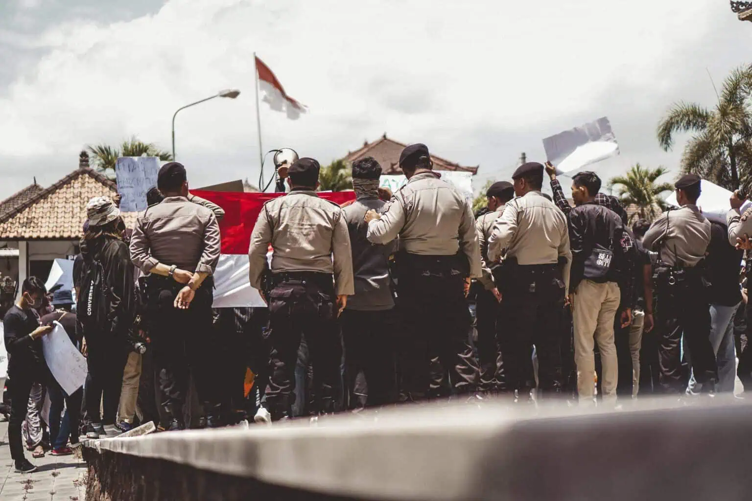 Demonstran dikelilingi polisi