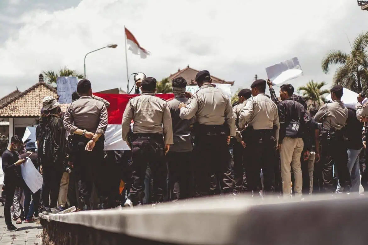 Demonstran dikelilingi polisi