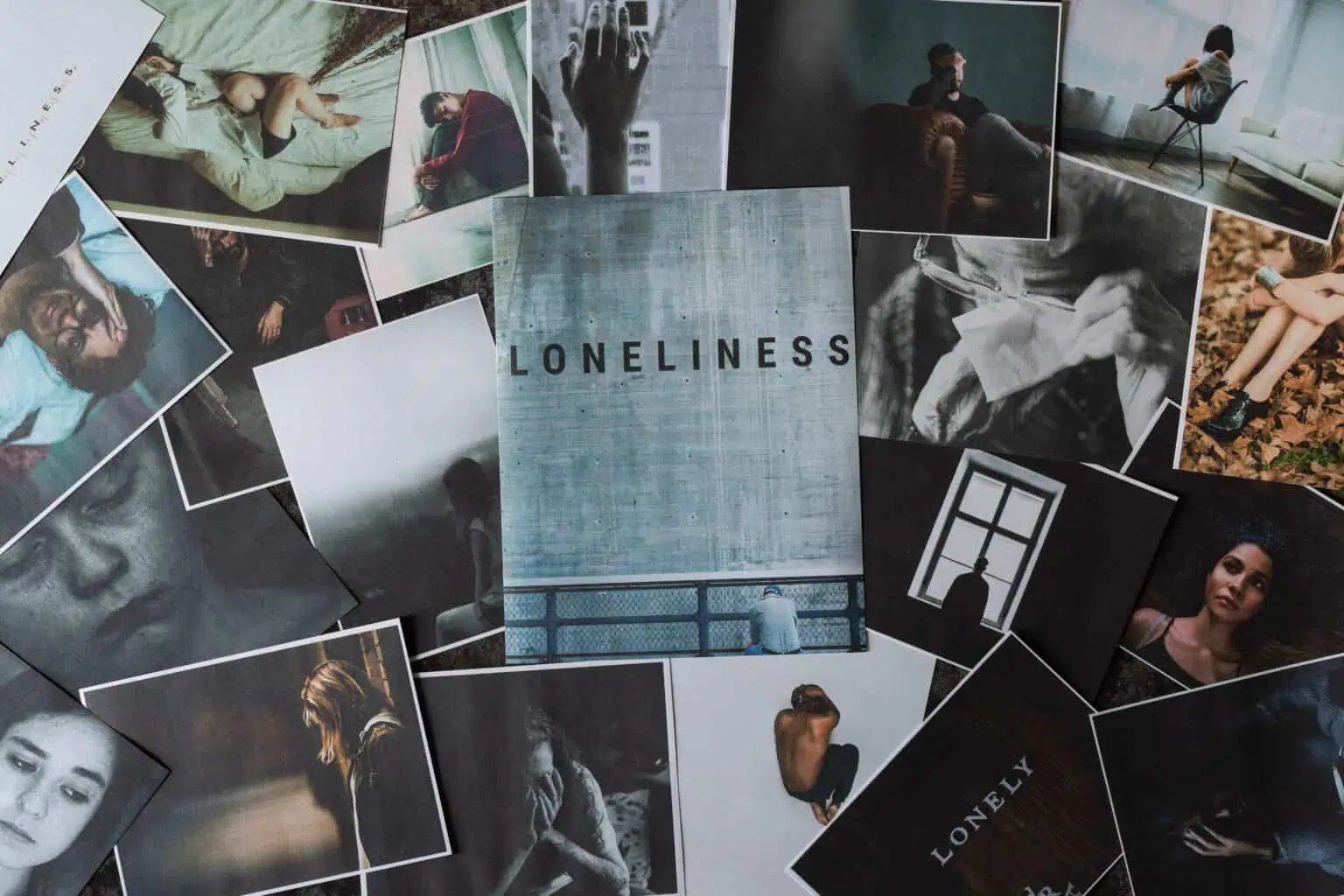 Buku dengan tulisan "loneliness"