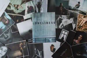 Buku dengan tulisan "loneliness"