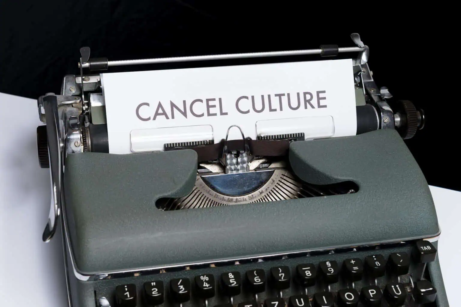 Mesin ketik dengan tulisan "Cancel Culture"