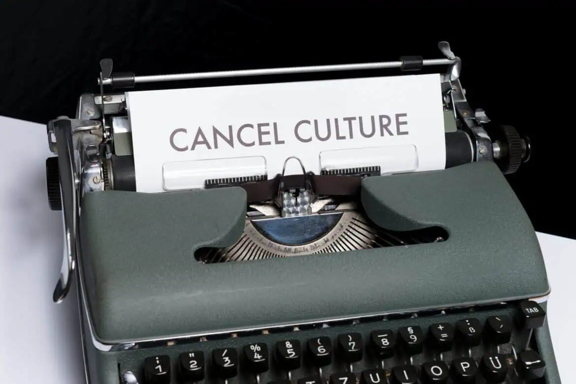 Mesin ketik dengan tulisan "Cancel Culture"