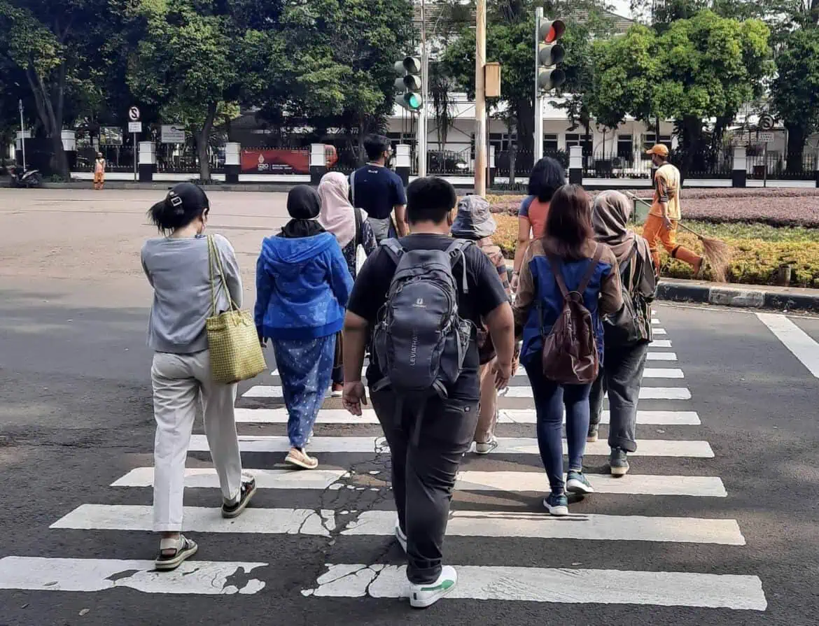 Jalan kaki melewati zebra cross