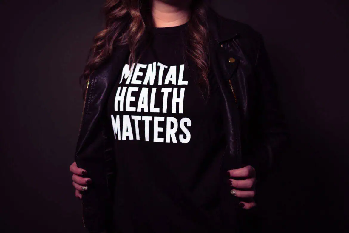 Kaos bertuliskan "mental health matters"