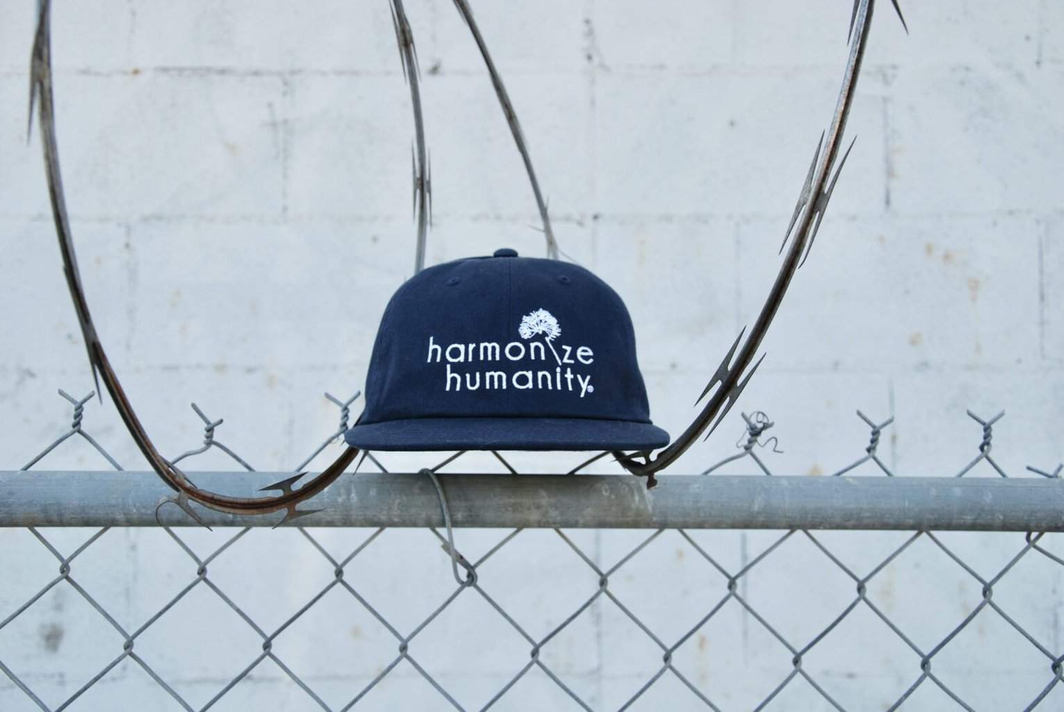 Topi bertuliskan "Harmonize Humanity"
