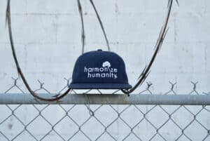 Topi bertuliskan "Harmonize Humanity"
