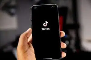 Ponsel membuka aplikasi TikTok