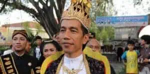 Jokowi dengan baju adat