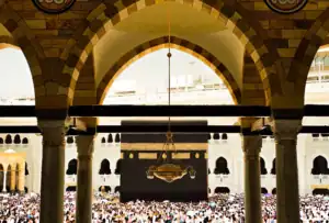 Ka'bah di tengah-tengah suapan ibadah haji.