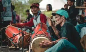 dua bapak bermain gendang di sebuah festival musik