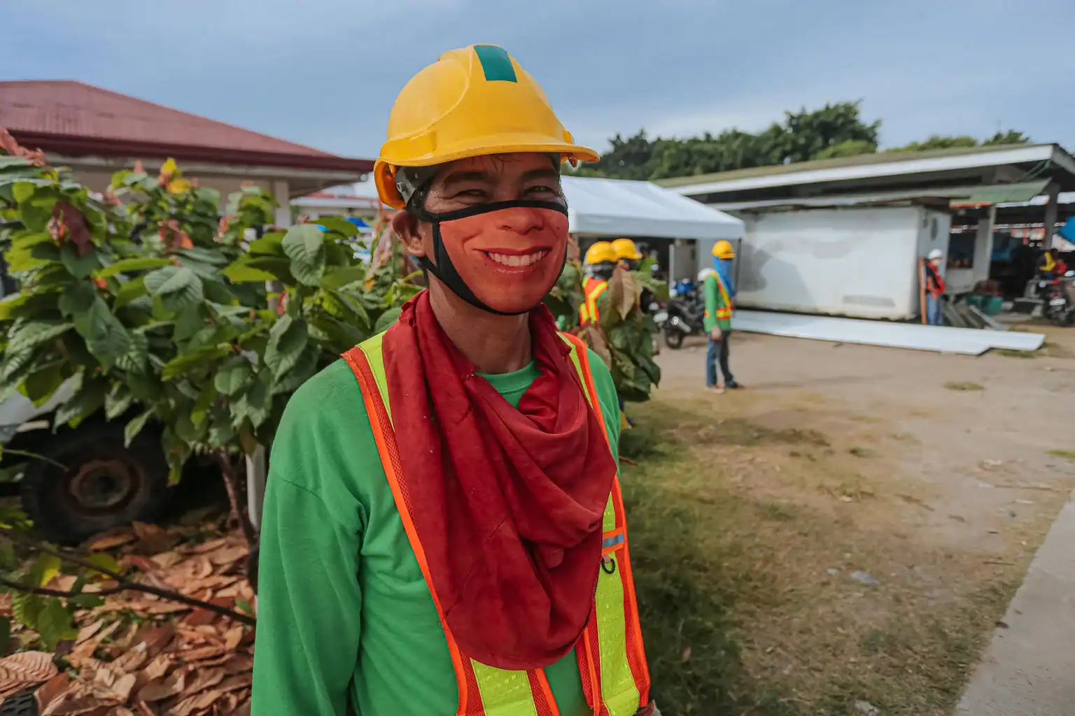 buruh bangunan menggunakan masker wajah tertawa.