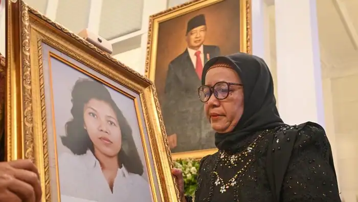Penetapan Soeharto sebagai pahlawan sudah menuai kecaman dari para aktivis HAM dari sejak lama, terlebih lagi kini nama itu disandingkan dengan Marsinah yang dianggap korban kekerasan militer zaman Orde Baru.
