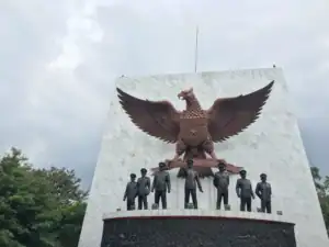 tujuh jenderal dan burung garuda dalam monumen pancasila sakti