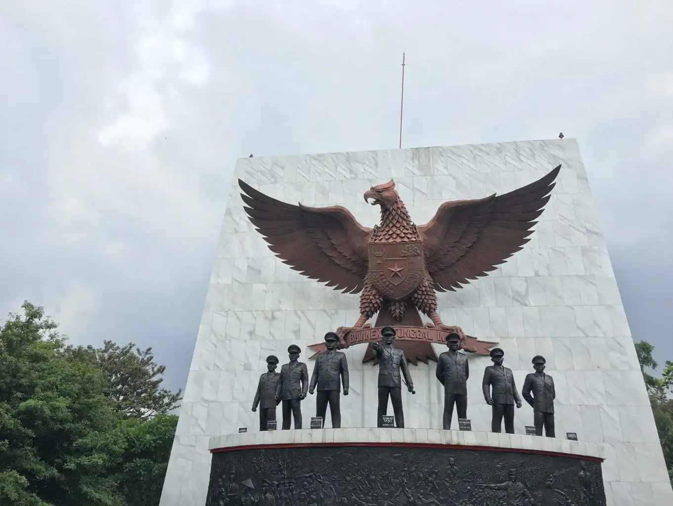 tujuh jenderal dan burung garuda dalam monumen pancasila sakti